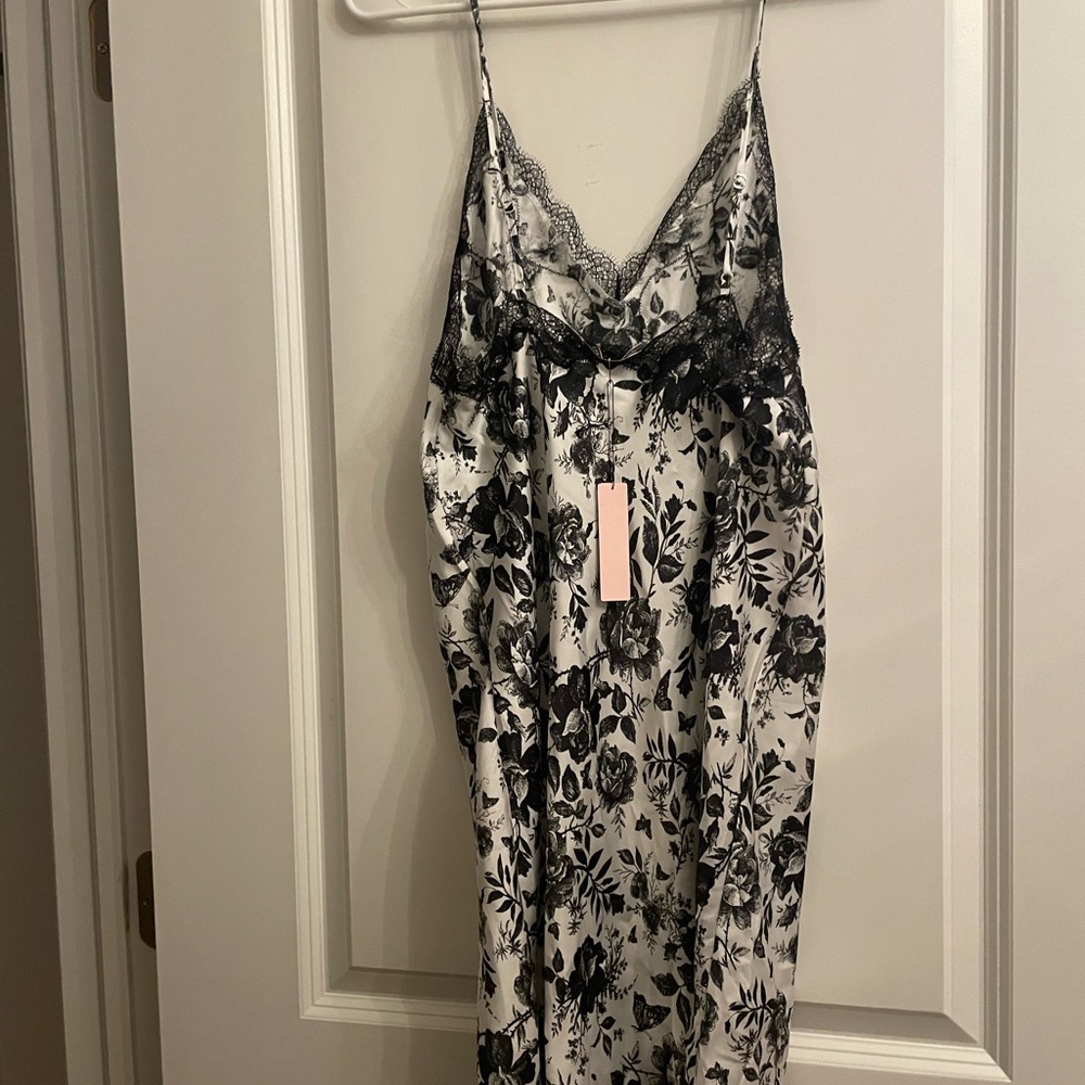 NWT- MAJOR SAVINGS! Victoria's Secret Black and White Floral Chemise - Picture 3 of 7